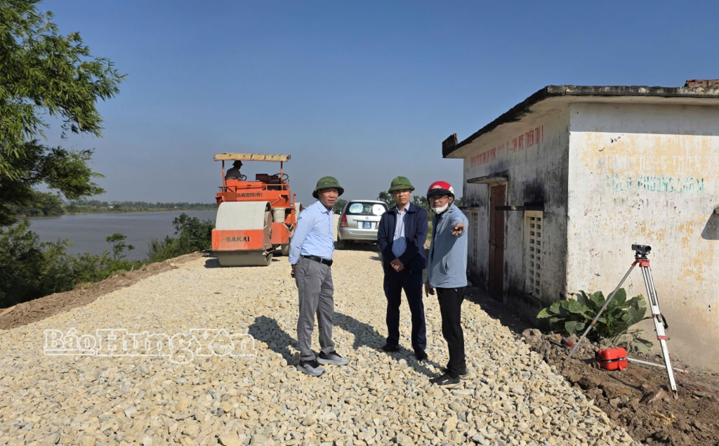 Thi công tu bổ, sửa chữa hư hỏng, sự cố đê hữu Trà Lý, địa phận phường Thái Bình.