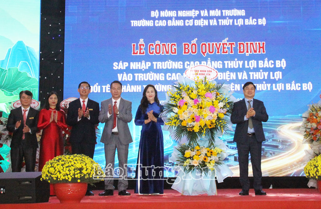 Đồng chí Phạm Văn Nghiêm, Phó Chủ tịch UBND tỉnh tặng hoa chúc mừng Trường Cao đẳng và Cơ điện Thủy lợi Bắc Bộ.