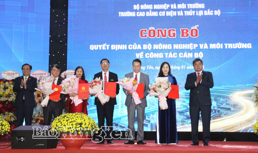 Trao quyết định của Bộ trưởng Bộ Nông nghiệp và Môi trường về công tác cán bộ.