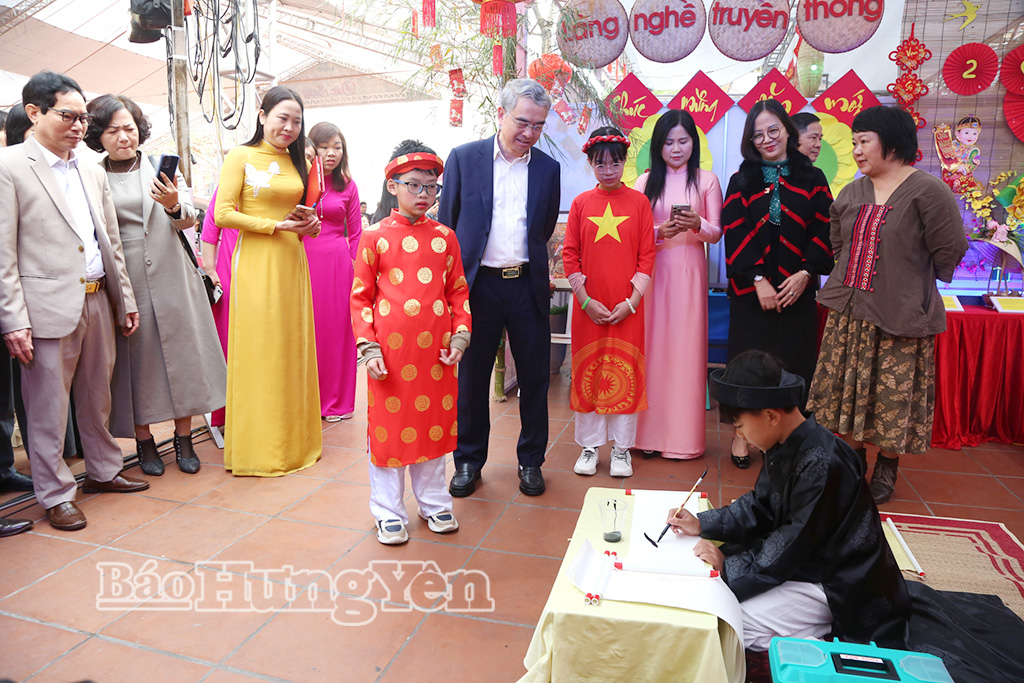 Đồng chí Giám đốc Sở Giáo dục và Đào tạo Phạm Đồng Thụy và các đại biểu tham quan hoạt động của các câu lạc bộ nghệ thuật.