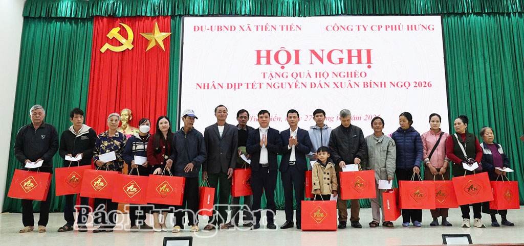 Trao quà Tết tặng hộ nghèo, hộ cận nghèo và gia đình chính sách trên địa bàn xã Tiên Tiến.