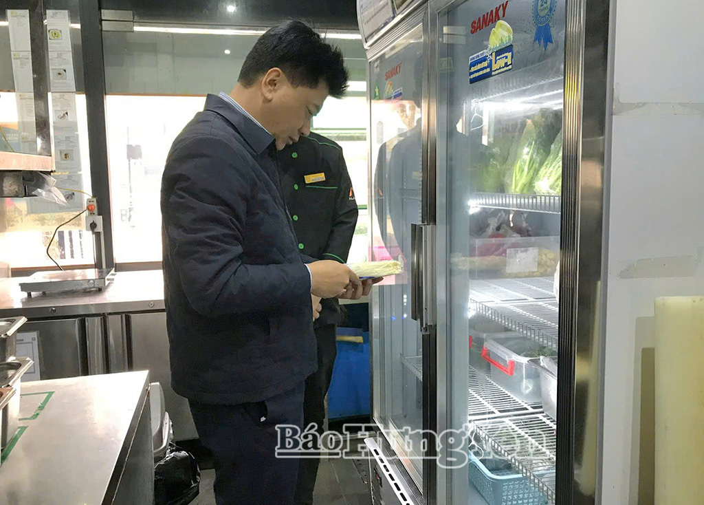 Kiểm tra chất lượng thực phẩm tại một cơ sở kinh doanh dịch vụ ăn uống.