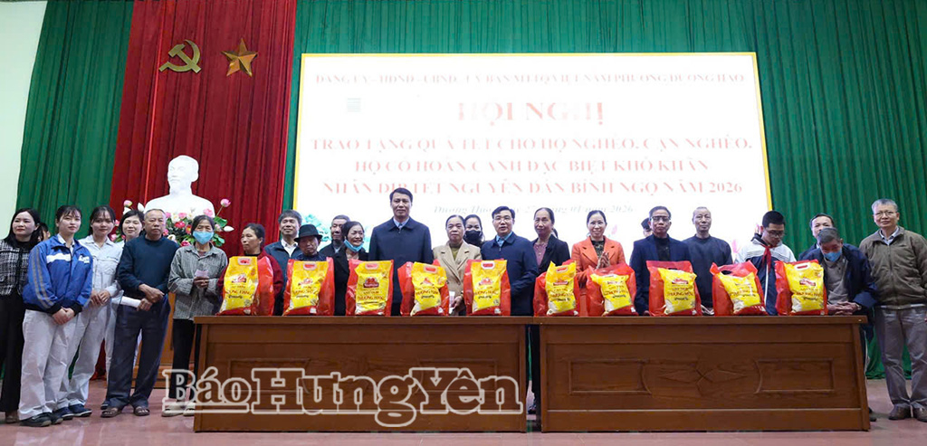 Lãnh đạo phường Đường Hào cùng các đơn vị doanh nghiệp tặng quà Tết cho các hộ nghèo, hộ có hoàn cảnh khó khăn. 