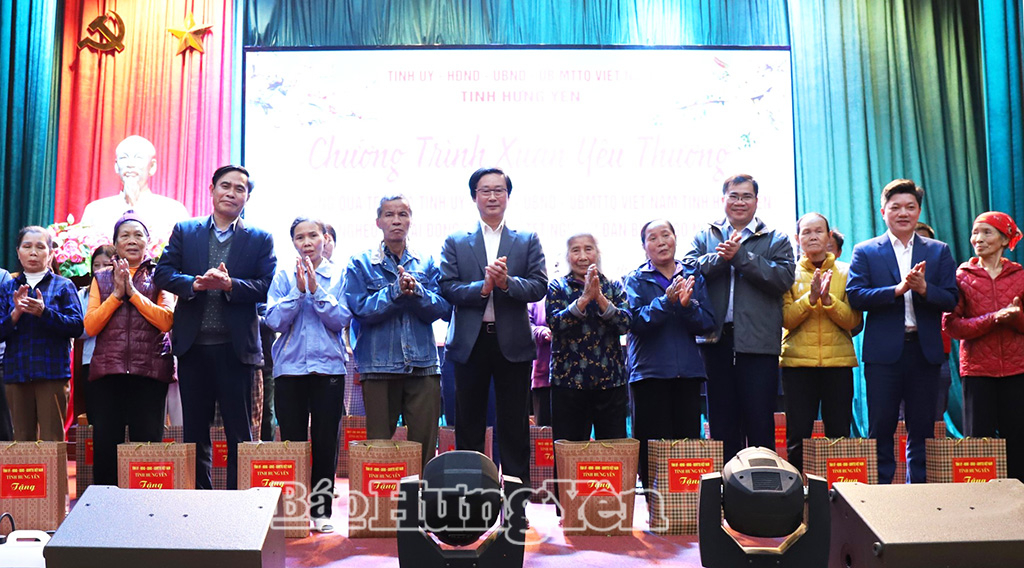 Đồng chí Nguyễn Bật Khánh, Phó Chủ tịch Ủy ban MTTQ Việt Nam tỉnh và lãnh đạo xã Đại Đồng trao quà tặng hộ nghèo.