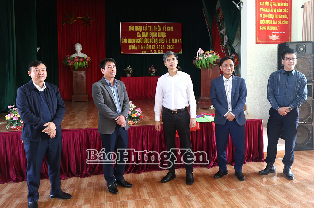 Đồng chí Trưởng ban Tuyên giáo và Dân vận Tỉnh ủy kiểm tra khu vực bỏ phiếu thôn Ký Con, xã Nam Đông Hưng.