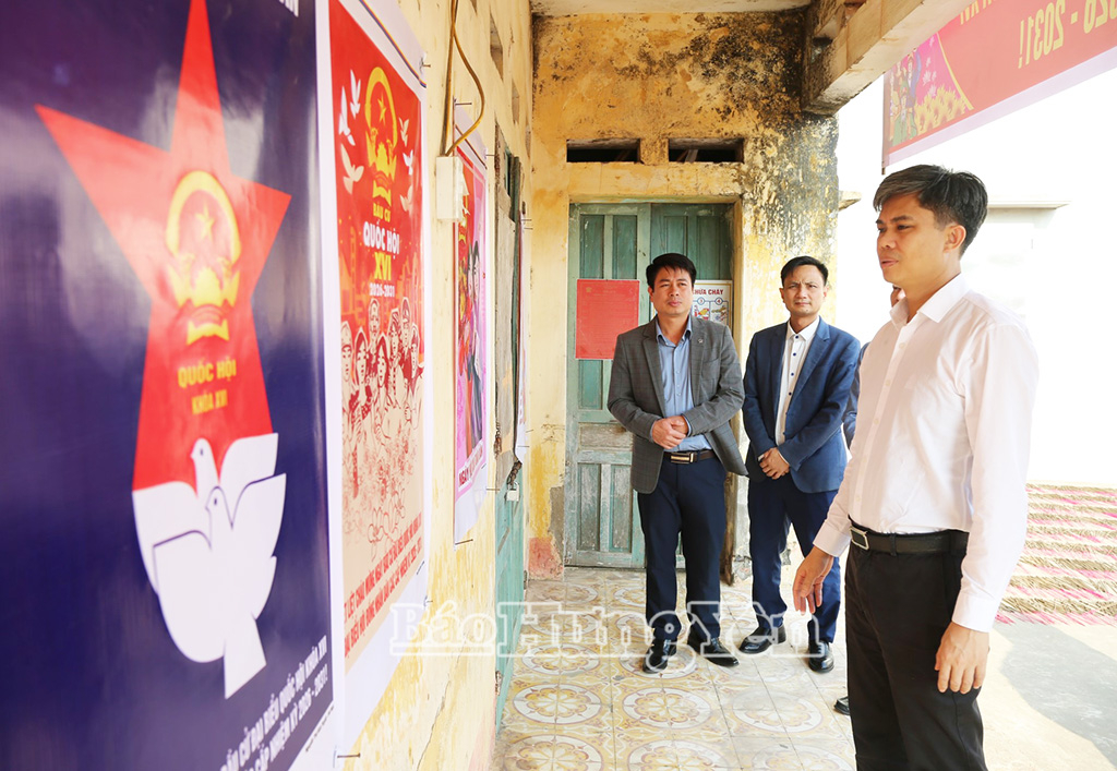 Đồng chí Trưởng ban Tuyên giáo và Dân vận Tỉnh ủy kiểm tra công tác tuyên truyền phục vụ bầu cử tại các địa điểm công cộng.