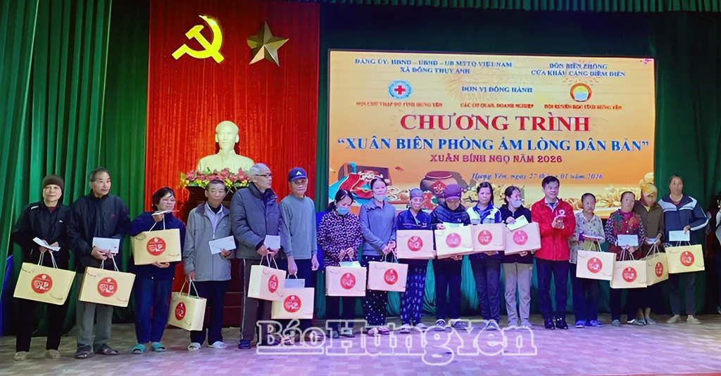 Ban Tổ chức trao quà tặng các hộ nghèo, hộ cận nghèo, hộ có hoàn cảnh khó khăn tại xã Đông Thụy Anh.