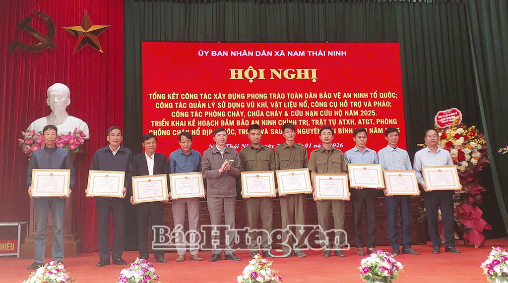 Lãnh đạo xã Nam Thái Ninh khen thưởng các tập thể có thành tích xuất sắc trong phong trào “Toàn dân bảo vệ an ninh Tổ quốc” năm 2025.