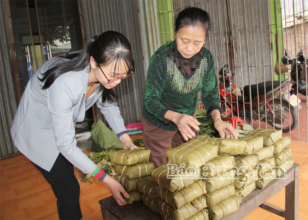 Nhiều khách hàng lựa chọn bánh chưng Phố Lẻ, xã Tiên La để làm quà biếu.