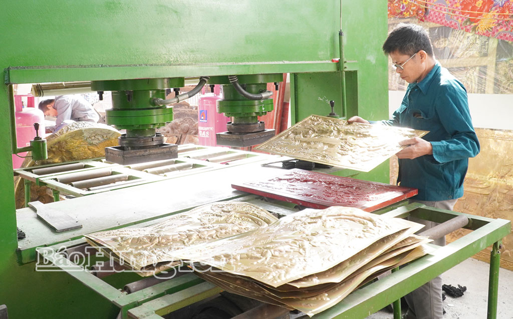 Nhiều doanh nghiệp, hộ sản xuất của làng nghề đầu tư máy móc sản xuất để tăng năng suất, giảm giá thành, nâng cao sức cạnh tranh cho sản phẩm.