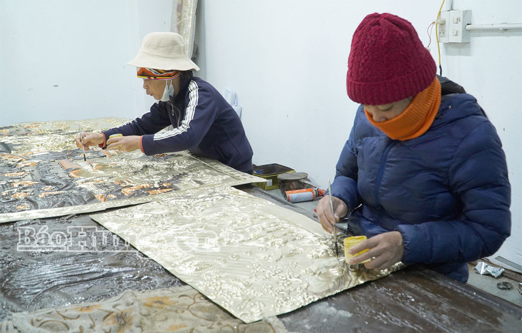 Các nghệ nhân và người thợ thủ công của làng nghề chạm bạc Đồng Xâm, xã Lê Lợi làm chủ công nghệ mạ mầu mới thân thiện với môi trường.