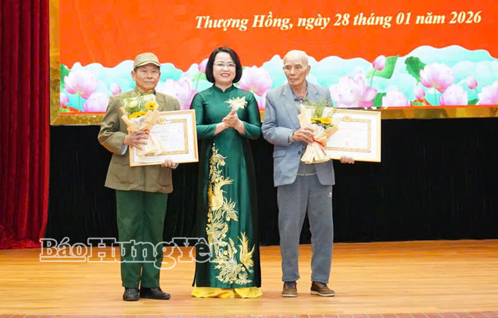 Lãnh đạo phường Thượng Hồng trao tặng Huy hiệu Đảng cho đảng viên 65 năm và 60 năm tuổi Đảng
