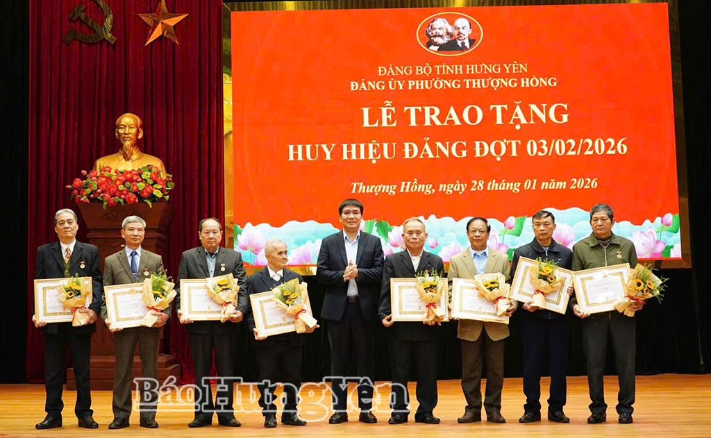 Lãnh đạo Đảng ủy phường Thượng Hồng trao tặng Huy hiệu Đảng cho các đảng viên.