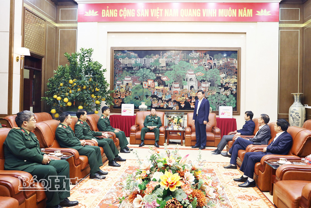 Đồng chí Trần Quốc Toản, Phó Bí thư Thường trực Tỉnh ủy, Chủ tịch Ủy ban MTTQ Việt Nam tỉnh thông tin khái quát tình hình phát triển kinh tế - xã hội, bảo đảm quốc phòng - an ninh của tỉnh Hưng Yên với Đoàn công tác của Quân khu 3.