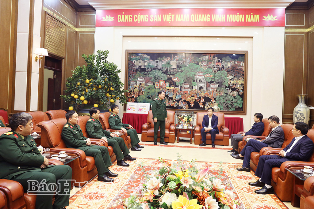 Thiếu tướng Hà Tất Đạt, Phó Tư lệnh Quân khu 3 phát biểu chúc mừng Tỉnh ủy, UBND tỉnh.