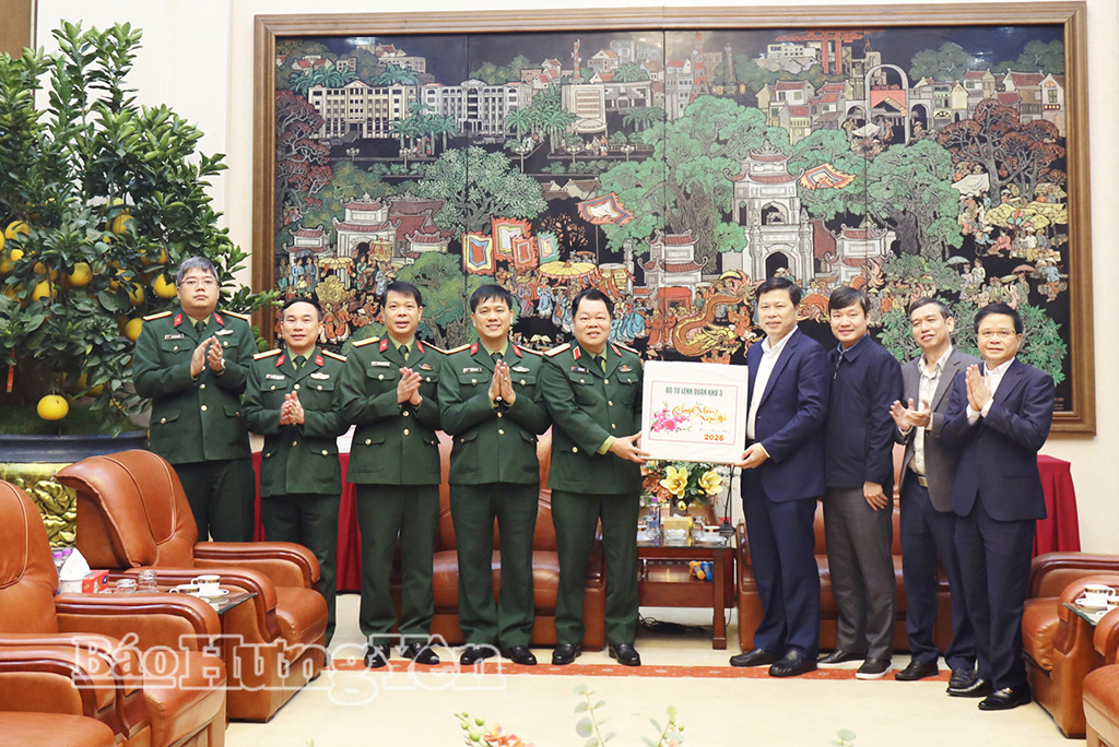 Thiếu tướng Hà Tất Đạt, Phó Tư lệnh Quân khu 3 tặng quà Tỉnh ủy nhân dịp tết cổ truyền của dân tộc.