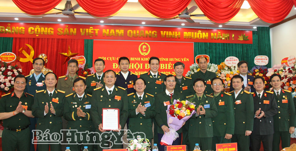 Các đại biểu tặng hoa chúc mừng Ban Chấp hành Hội CCB Khối 487 tỉnh.