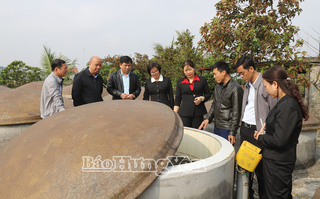 Các đại biểu tham quan dây chuyền sản xuất nước mắm của Công ty TNHH Sản xuất và chế biến thủy hải sản số 06 (xã Nam Cường).