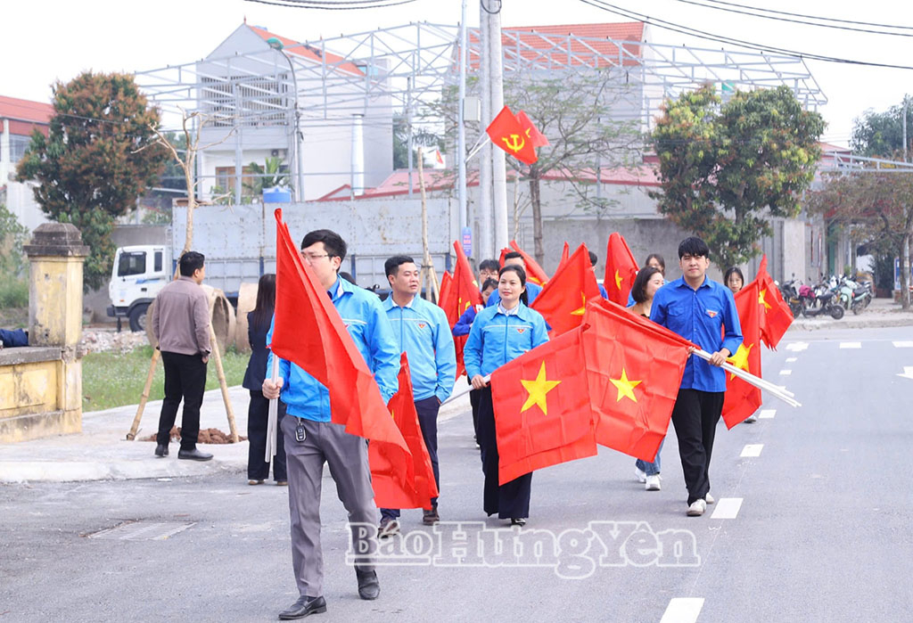 Các đoàn viên, thanh niên hăng hái tham gia thực hiện Công trình 