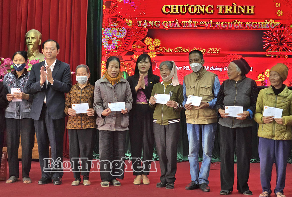 Lãnh đạo xã Thư Vũ trao quà của Tỉnh ủy, HĐND, UBND, Ủy ban MTTQ Việt Nam tỉnh tặng hộ nghèo.