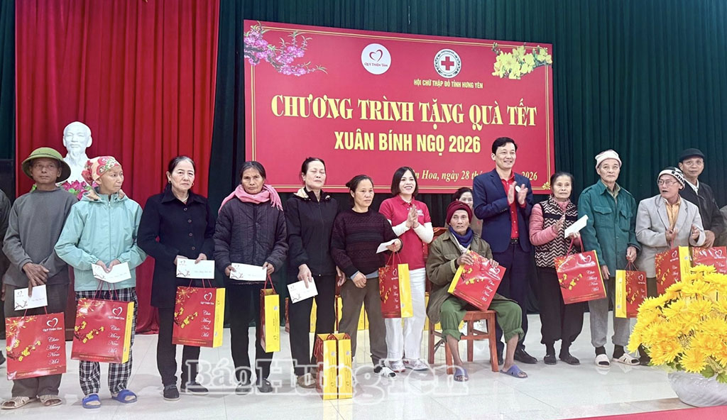 Lãnh đạo Hội Chữ thập đỏ tỉnh và đại diện Quỹ Thiện Tâm trao quà tặng các hộ gia đình có hoàn cảnh khó khăn tại xã Tiên Hoa.