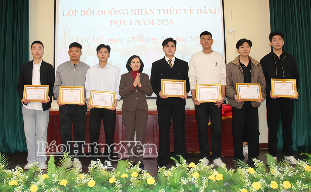 Lãnh đạo Trung tâm Chính trị xã Yên Mỹ trao giấy khen cho những học viên xuất sắc.