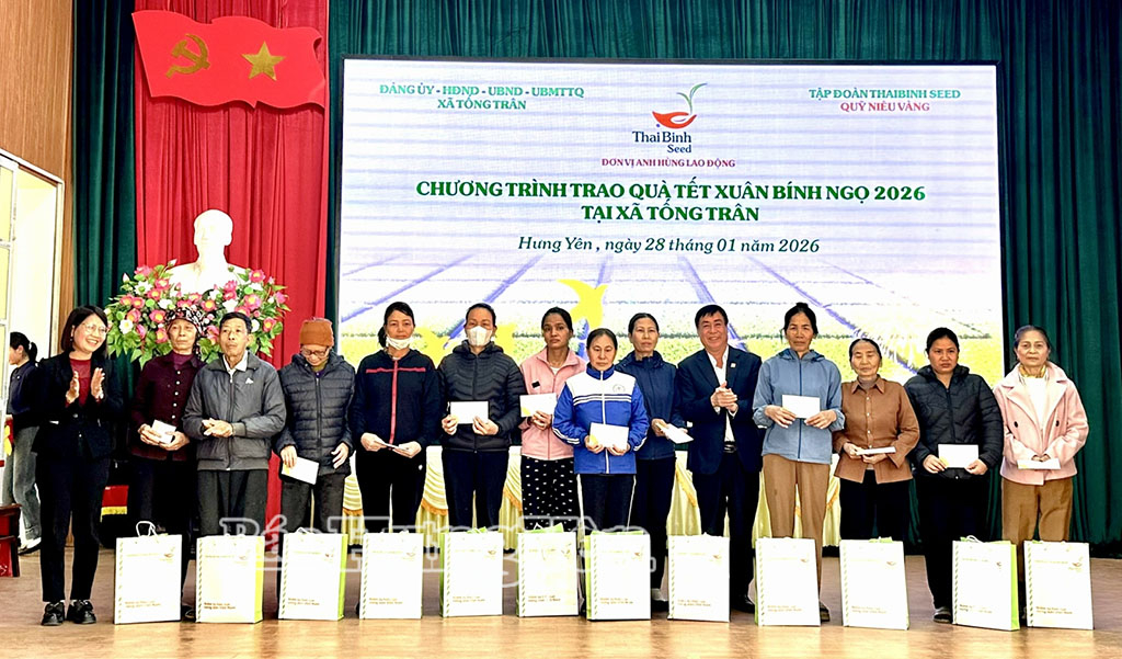 Đại diện Tập đoàn ThaiBinh Seed trao quà tặng hộ cận nghèo tại xã Tống Trân. Ảnh: Dương Miền