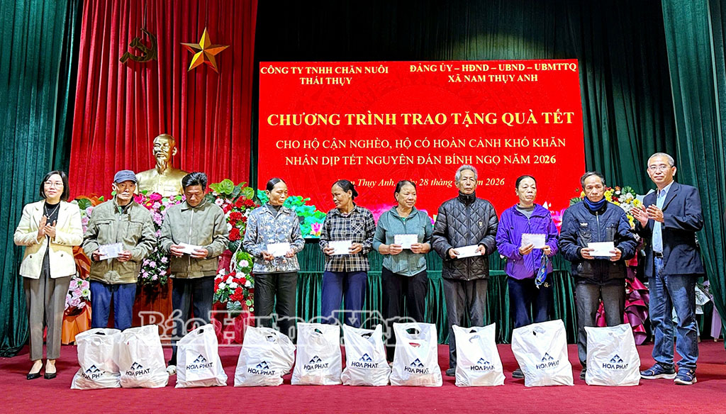 Lãnh đạo xã và Công ty TNHH chăn nuôi Thái Thụy trao tặng quà cho hộ cận nghèo nhân dịp Tết Bính Ngọ 2026. Ảnh: Nguyễn Thắm