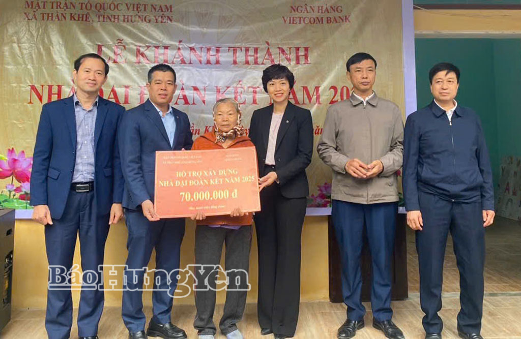 Trao kinh phí hỗ trợ nhà Đại đoàn kết cho bà Trần Thị Tẹo (thôn Kênh Thôn, xã Thần Khê).