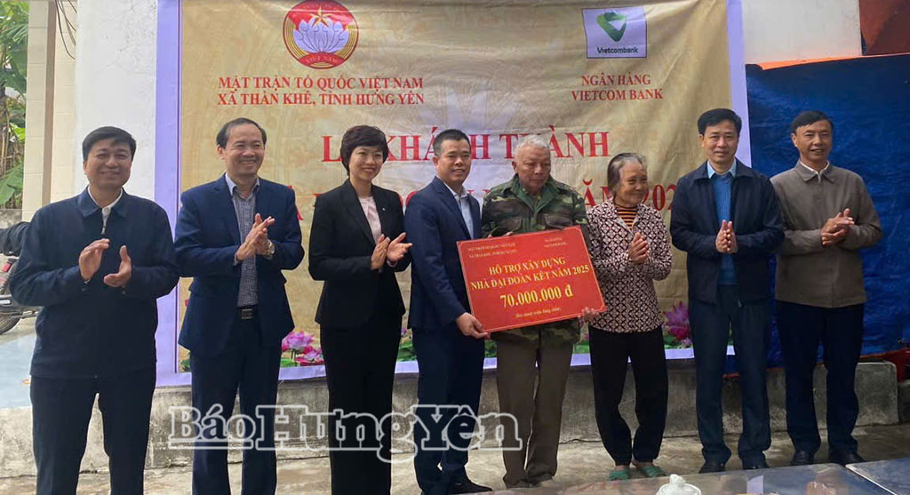 Trao kinh phí hỗ trợ nhà Đại đoàn kết cho gia đình ông Đinh Thọ Điệu (thôn Đông Đô Kỳ, xã Thần Khê).