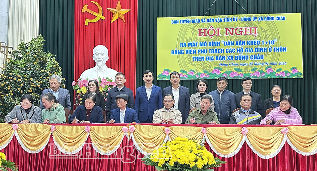 Các đại biểu chứng kiến đảng viên và các hộ dân ký cam kết thực hiện mô hình “Dân vận khéo 1+10”.