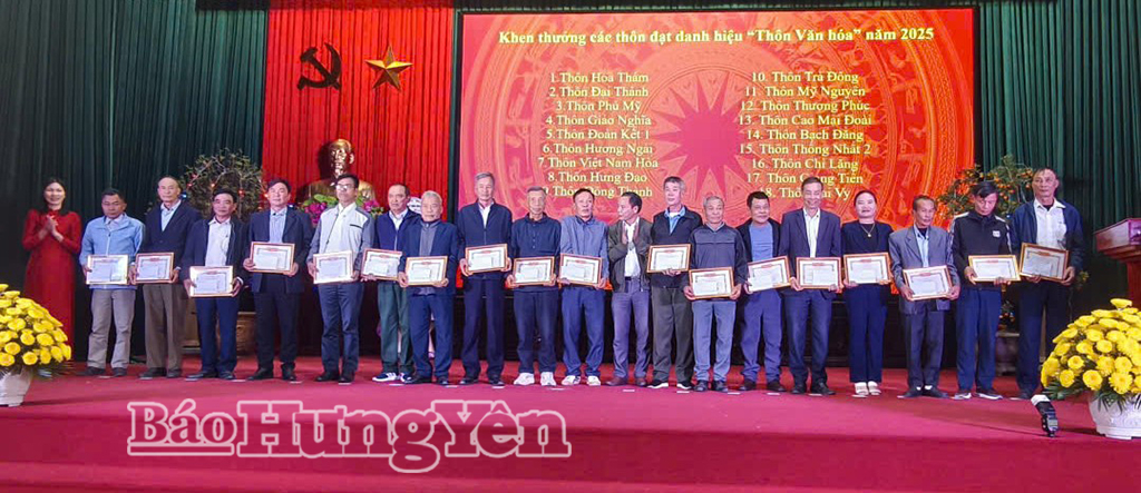 Lãnh đạo xã Kiến Xương khen thưởng các thôn đạt danh hiệu 