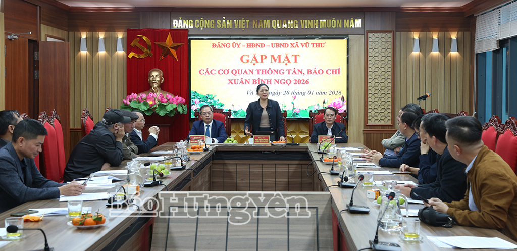 Lãnh đạo xã Vũ Thư phát biểu tại buổi gặp mặt.