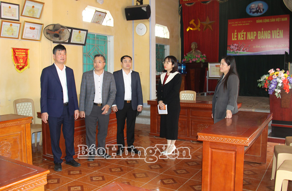 Kiểm tra khu vực bỏ phiếu thôn An Bình, xã Việt Tiến.