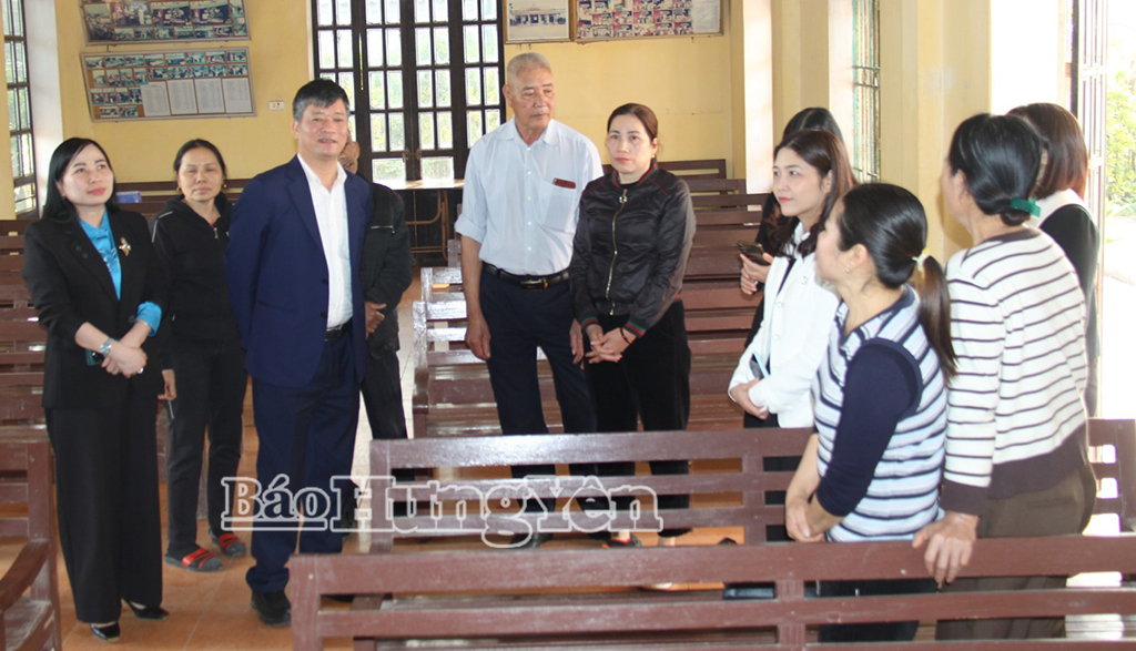 Kiểm tra khu vực bỏ phiếu thôn Xuân Đình, xã Triệu Việt Vương.