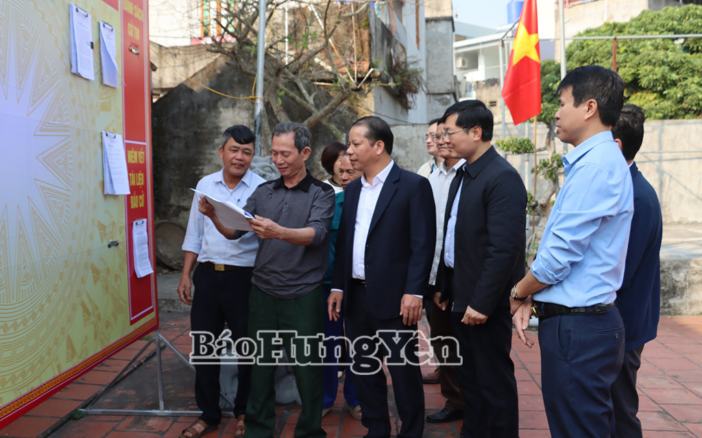 Đoàn kiểm tra số 5 của Ủy ban Bầu cử  tỉnh kiểm tra khu vực bỏ phiếu thôn Thần Khê (xã Tiên Hưng). Ảnh: Thu Hiền 