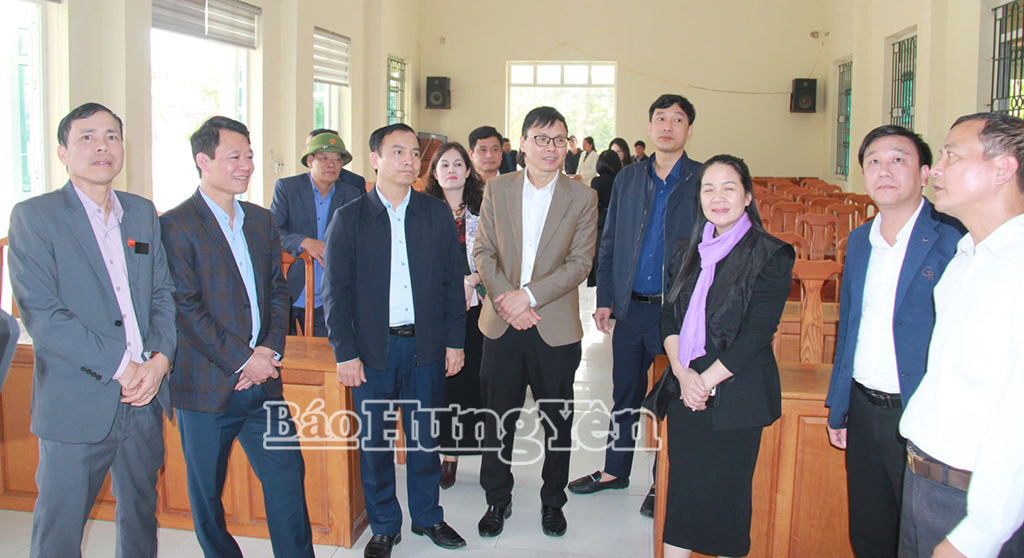 Đoàn kiểm tra thực tế tại thôn Cát Dương, xã Quang Hưng.