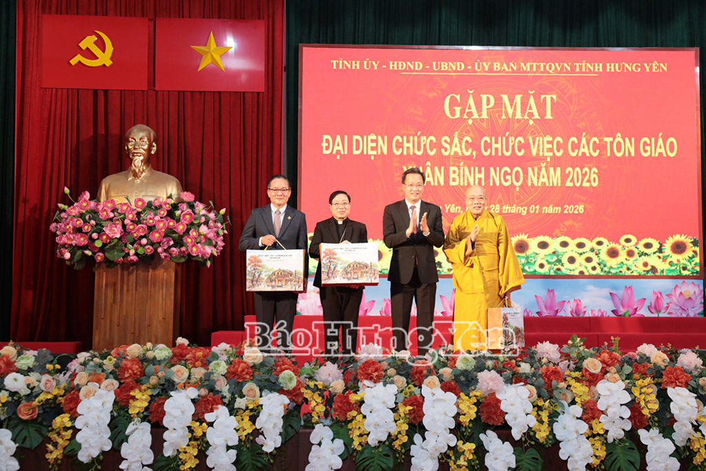 Đồng chí Nguyễn Hữu Nghĩa, Ủy viên Ban Chấp hành Trung ương Đảng, Bí thư Tỉnh ủy tặng quà đại diện lãnh đạo các tổ chức tôn giáo trên địa bàn tỉnh.