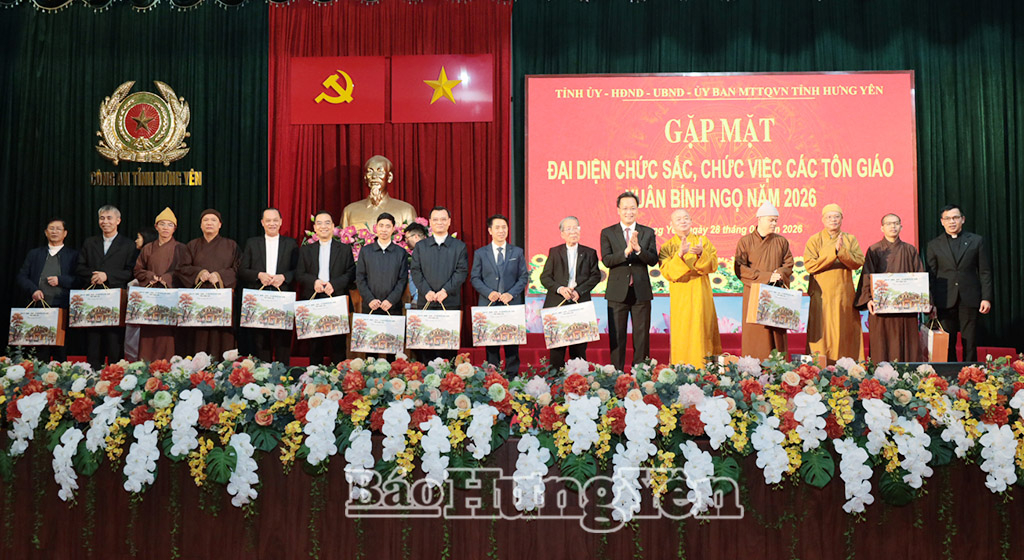 Đồng chí Nguyễn Hữu Nghĩa, Ủy viên Ban Chấp hành Trung ương Đảng, Bí thư Tỉnh ủy tặng quà chức sắc, chức việc các tôn giáo.