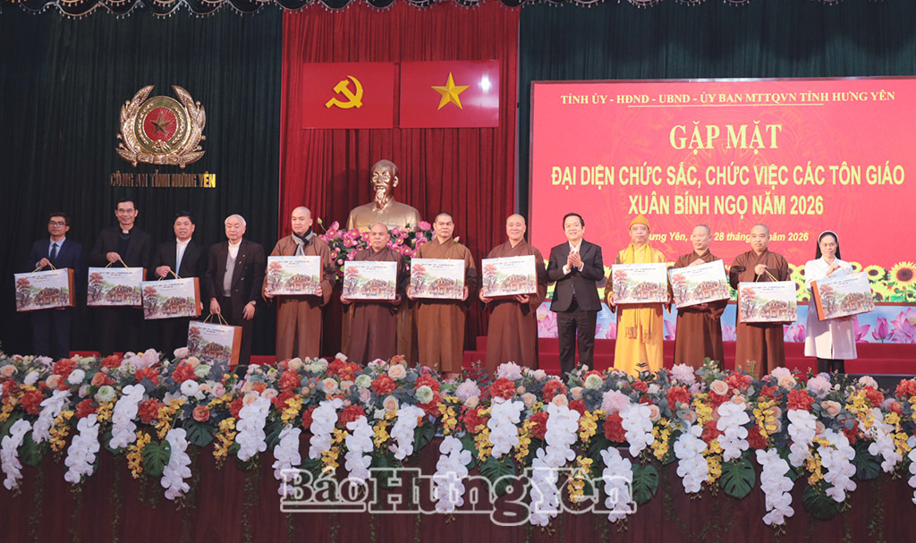 Đồng chí Phạm Quang Ngọc, Ủy viên Ban Chấp hành Trung ương Đảng, Phó Bí thư Tỉnh ủy, Chủ tịch UBND tỉnh tặng quà chức sắc, chức việc các tôn giáo.