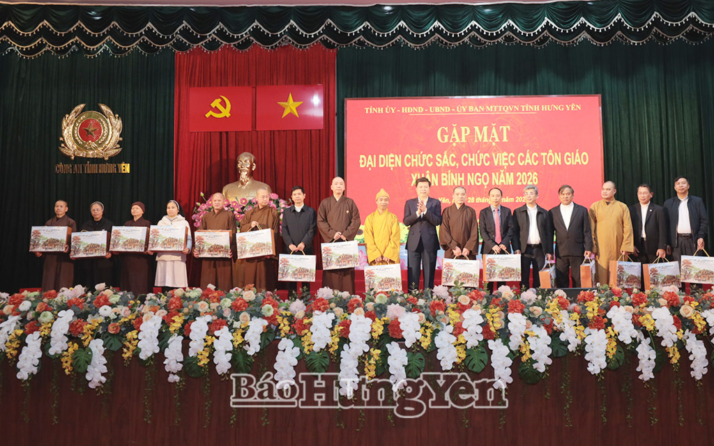 Đồng chí Trần Quốc Toản, Phó Bí thư Thường trực Tỉnh ủy, Chủ tịch Ủy ban MTTQ Việt Nam tỉnh tặng quà chức sắc, chức việc các tôn giáo.