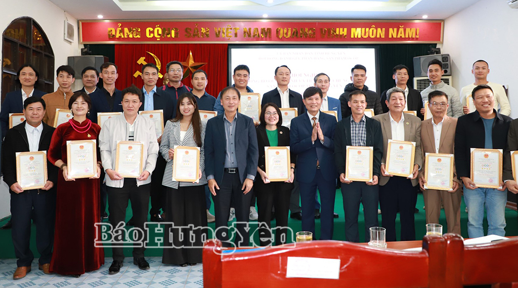 Lãnh đạo UBND tỉnh cùng các chủ thể có sản  phẩm được công nhận đạt OCOP năm 2025.