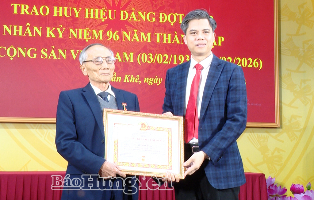 Đồng chí Trưởng ban Tuyên giáo và Dân vận Tỉnh uỷ trao Huy hiệu Đảng tặng đảng viên 60 năm tuổi Đảng.