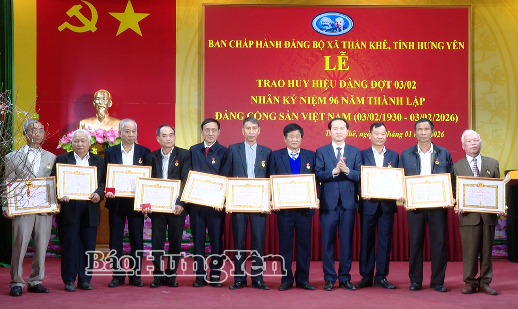 Lãnh đạo xã Thần Khê trao Huy hiệu Đảng tặng các đảng viên.