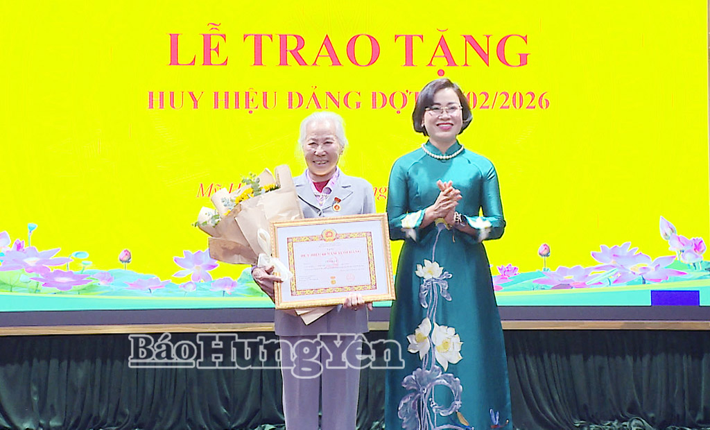 Đồng chí Trần Thị Thanh Thủy, Ủy viên Ban Thường vụ Tỉnh ủy, Bí thư Đảng ủy phường Mỹ Hào trao Huy hiệu 60 năm tuổi Đảng tặng đảng viên. Ảnh: Việt Chiểu 