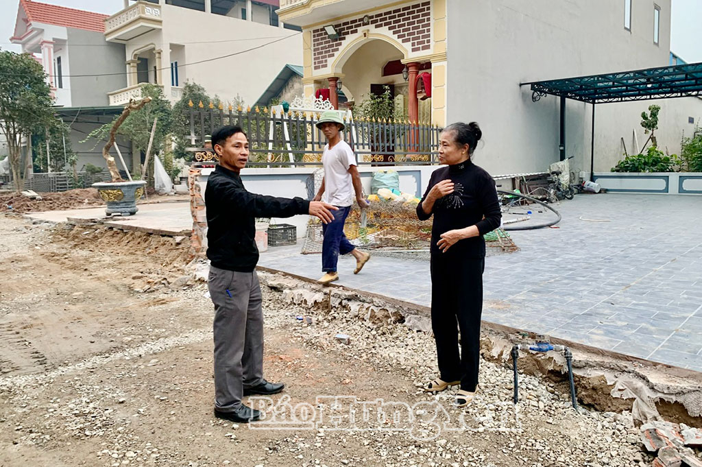 Đồng chí Trương Văn Đô, Bí thư Chi bộ, Trường thôn Đồng Than (bên trái) tuyên truyền, vận động người dân hiến đất mở rộng đường.