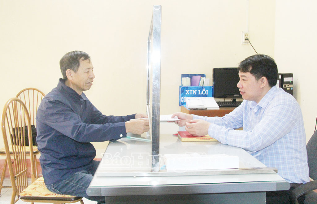 Cán bộ Trung tâm Trợ giúp pháp lý nhà nước tỉnh tiếp nhận hồ sơ tư vấn pháp luật của người dân.