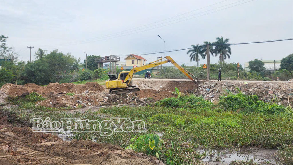 Thi công tuyến đường đến trung tâm Vũ Đông thuộc phường Trần Lãm.