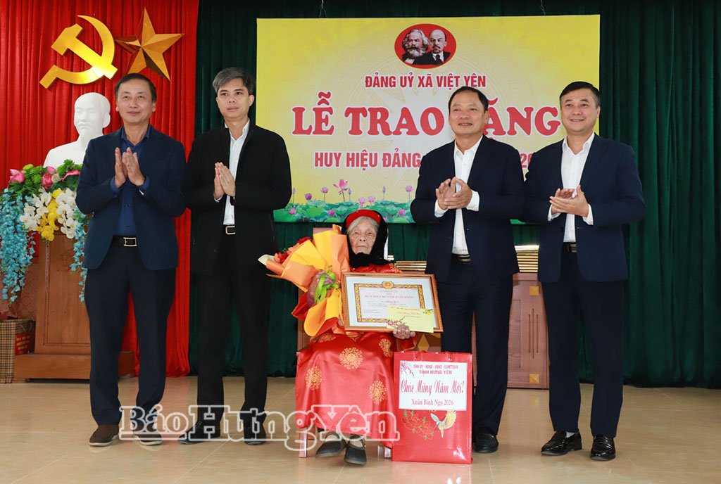 Đồng chí Trần Quốc Văn, Phó Bí thư Tỉnh ủy, Chủ tịch HĐND tỉnh trao Huy hiệu 80 năm tuổi Đảng, tặng quà chúc mừng đảng viên Nguyễn Thị Mềm, Chi bộ thôn Mễ Thượng, Đảng bộ xã Việt Yên.