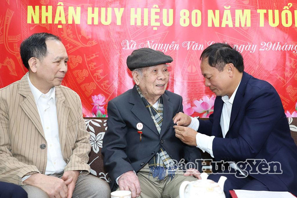 Đồng chí Trần Quốc Văn, Phó Bí thư Tỉnh ủy, Chủ tịch HĐND tỉnh gắn Huy hiệu 80 năm tuổi Đảng tặng đảng viên Trịnh Thế Cường, Chi bộ thôn Yên Phú, Đảng bộ xã Nguyễn Văn Linh.